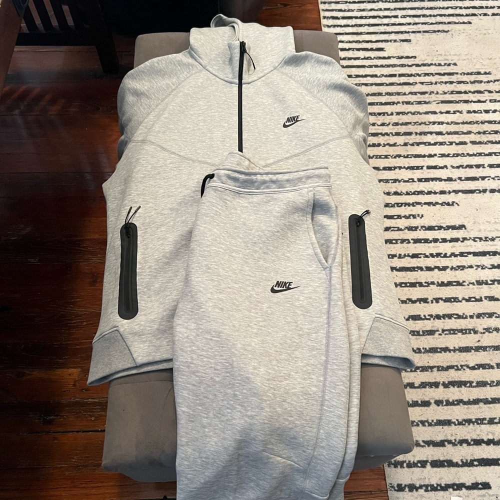 Nike Tech Fleece Heathered Gray